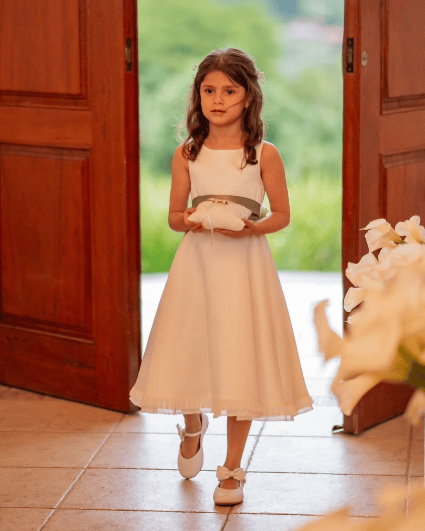 Vestido para daminha Nennah branco perolado com corte A, babado na barra e faixa personalizável da Etiquette