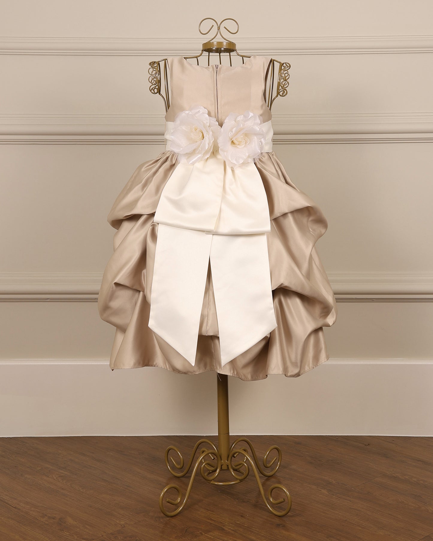Vestido para daminha Princesa champagne com pregas recolhidas e faixa em organza da Etiquette