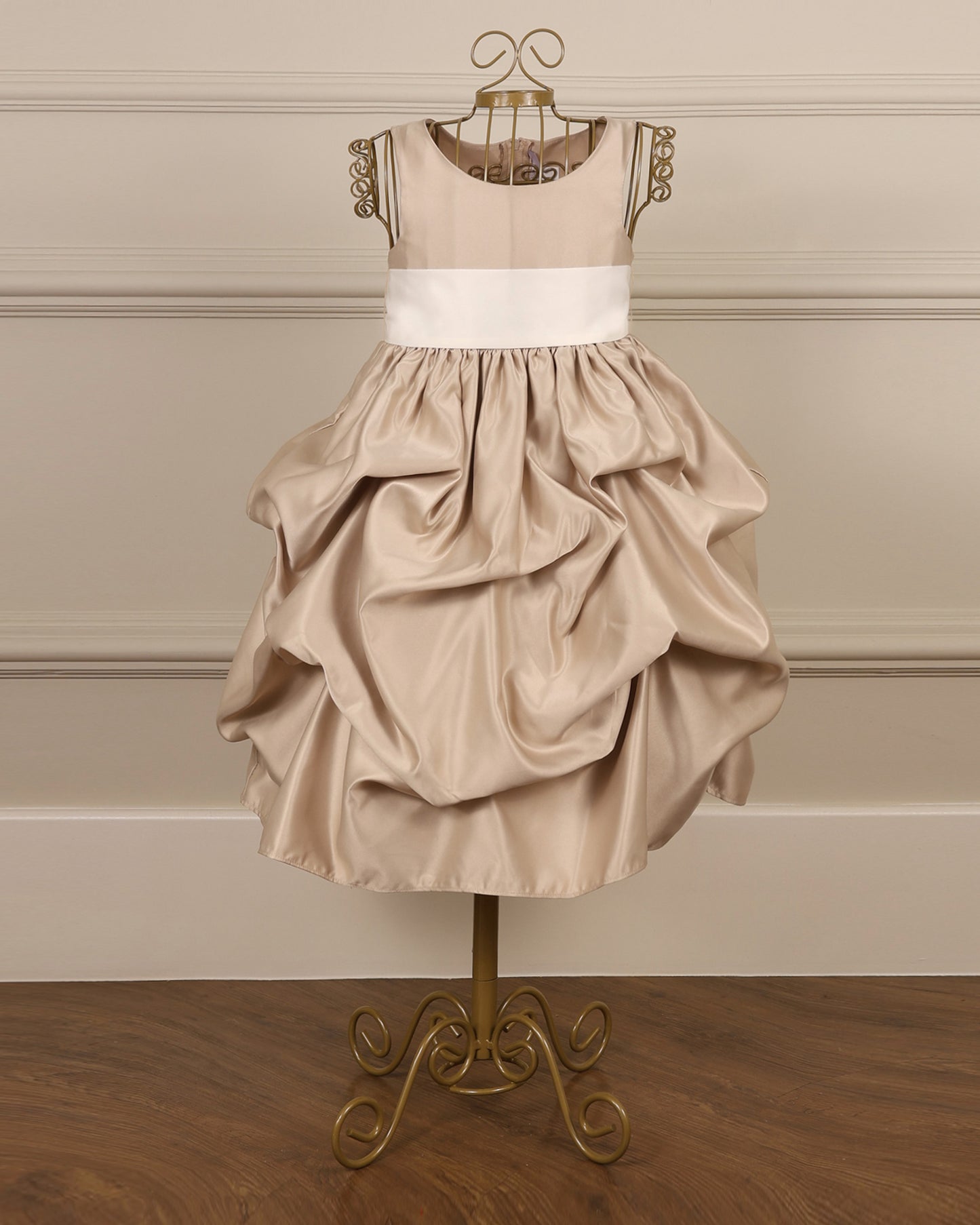 Vestido para daminha Princesa champagne com pregas recolhidas e faixa em organza da Etiquette