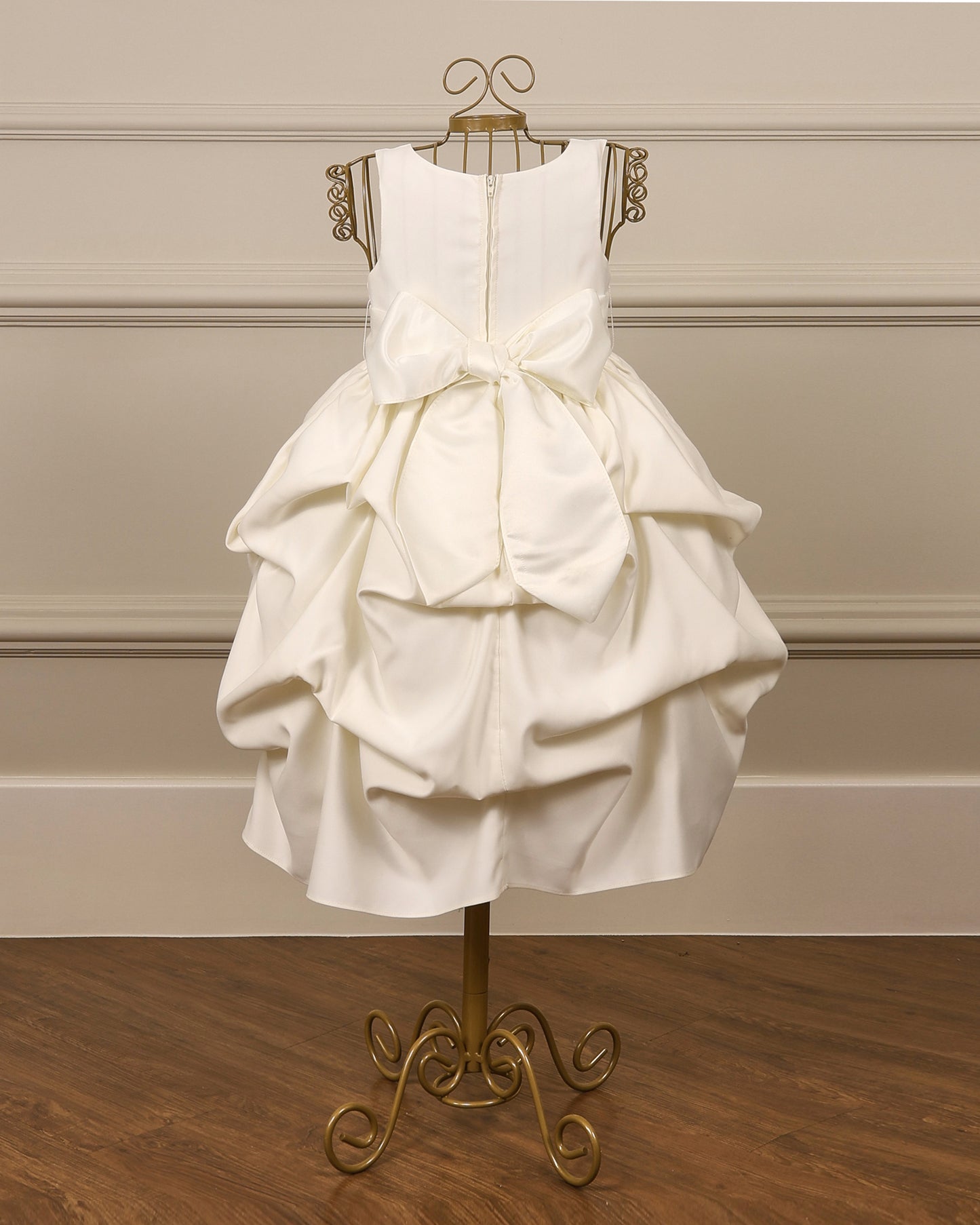 Vestido para daminha Princesa offwhite com pregas recolhidas e faixa em organza da Etiquette