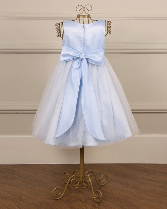 Vestido para daminha Rosie azul claro em cetim com sobre saia em tule da Etiquette com detalhe para as costas com zíper e laço