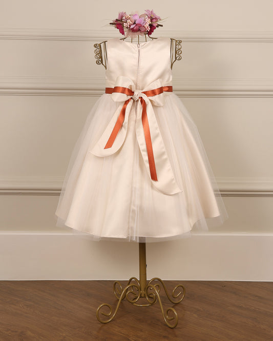 Vestido para daminha Rosie champagne midi em cetim com sobre saia em tule da Etiquette com fita de cetim opcional