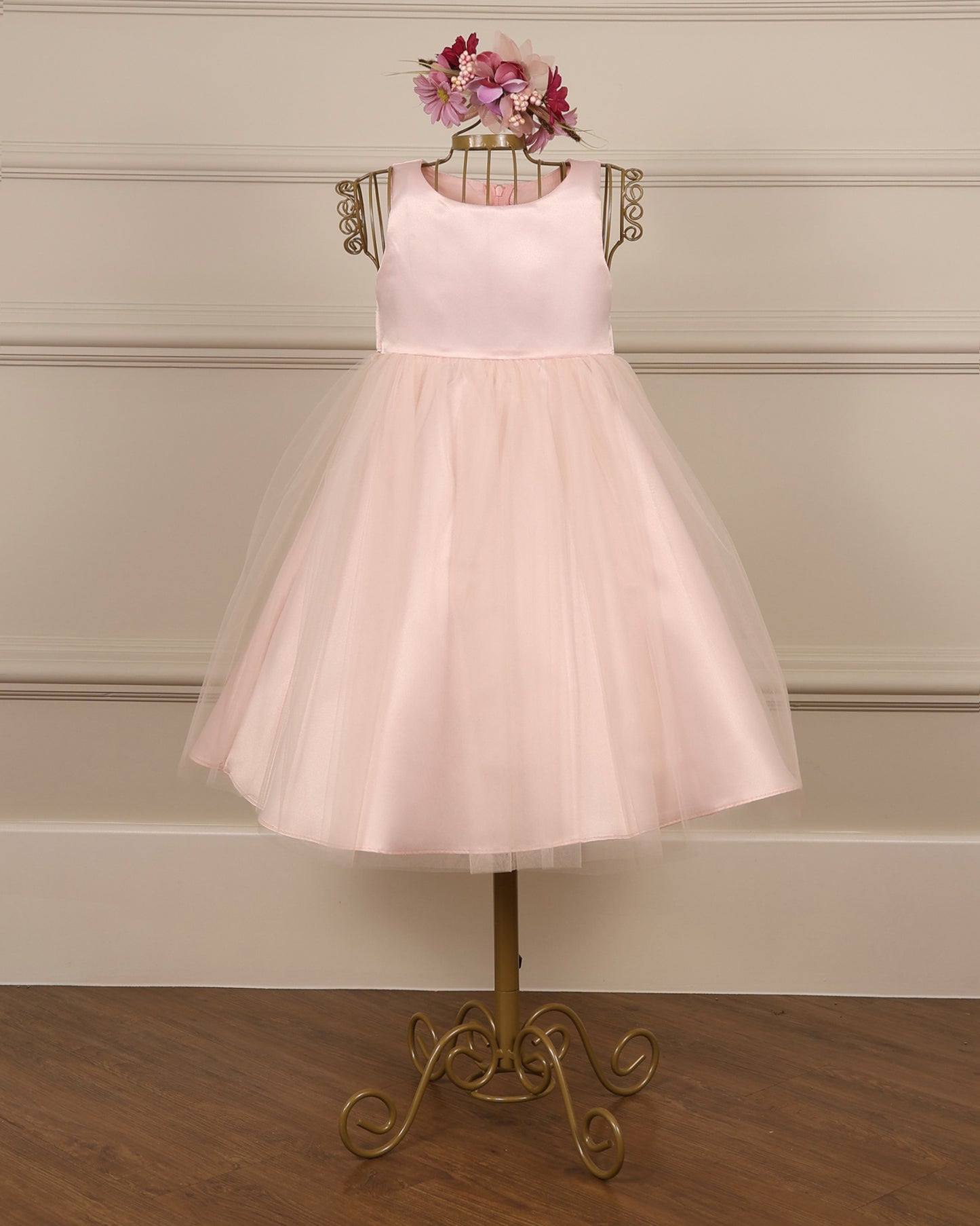 Vestido para daminha Rosie rosa claro midi em cetim com sobre saia em tule da Etiquette