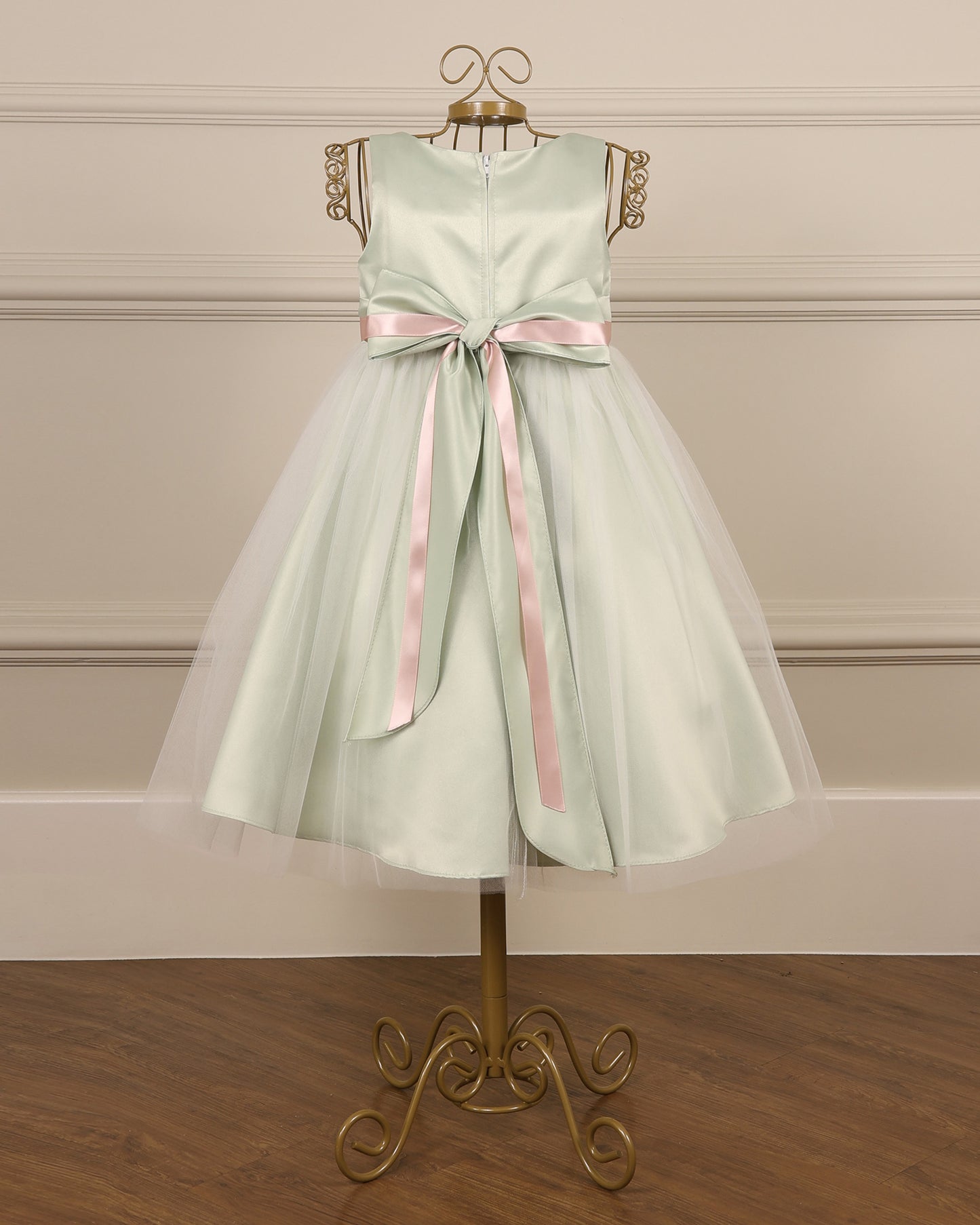 Vestido para daminha Rosie verde midi em cetim com sobre saia em tule da Etiquette com detalhe para as costas com zíper e laço