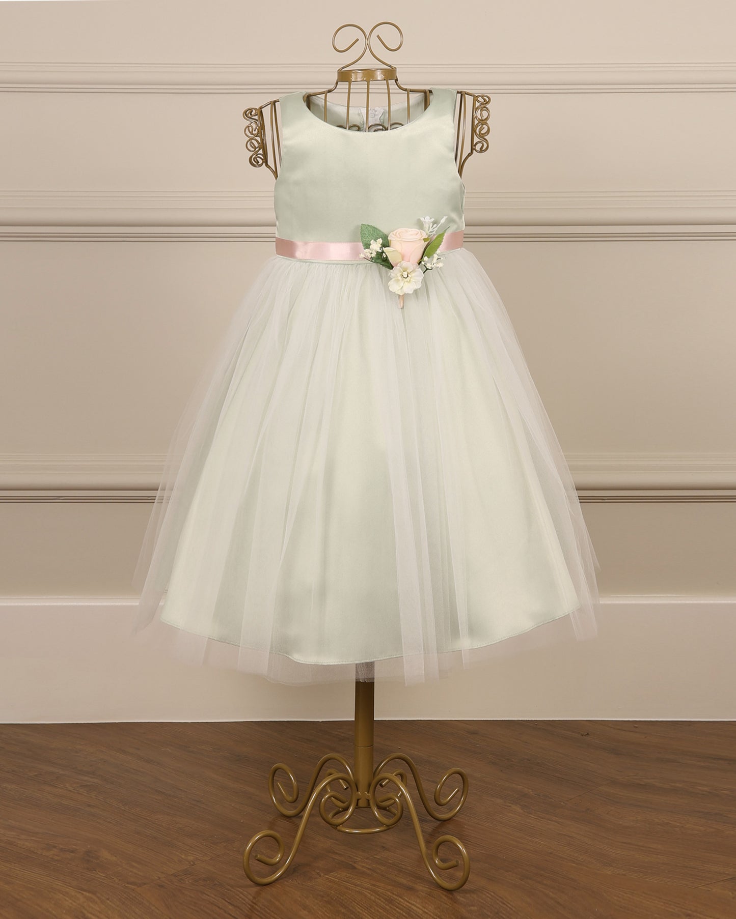 Vestido para daminha Rosie verde midi em cetim com sobre saia em tule da Etiquette com detalhe para as costas com zíper e laço