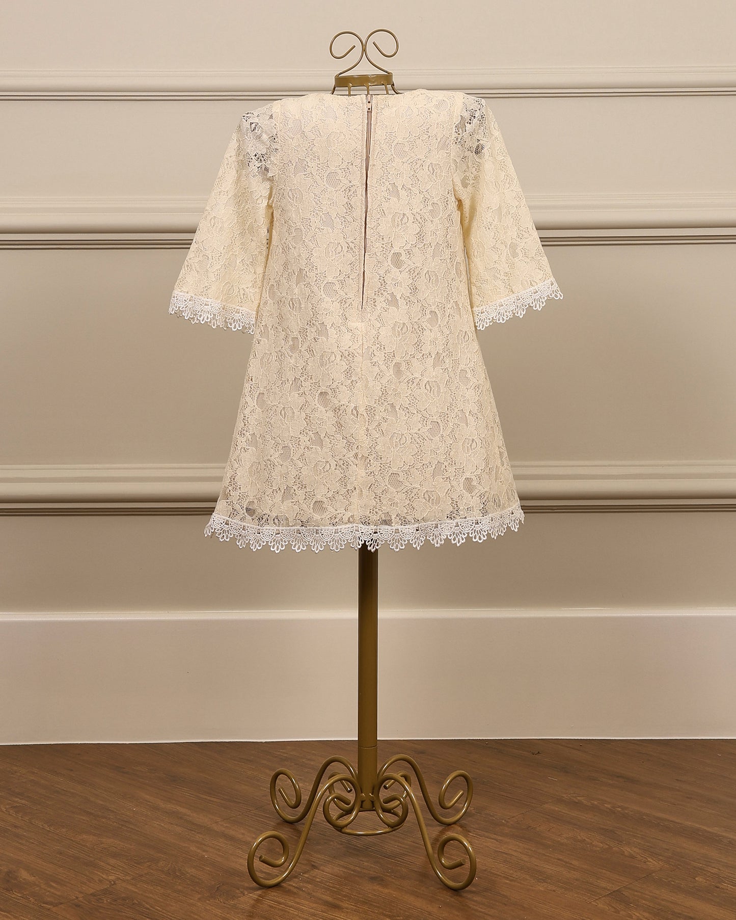 Vestido para daminha Sammy em renda de algodão champagne com sianinha branca e mangas 3/4 da Etiquette