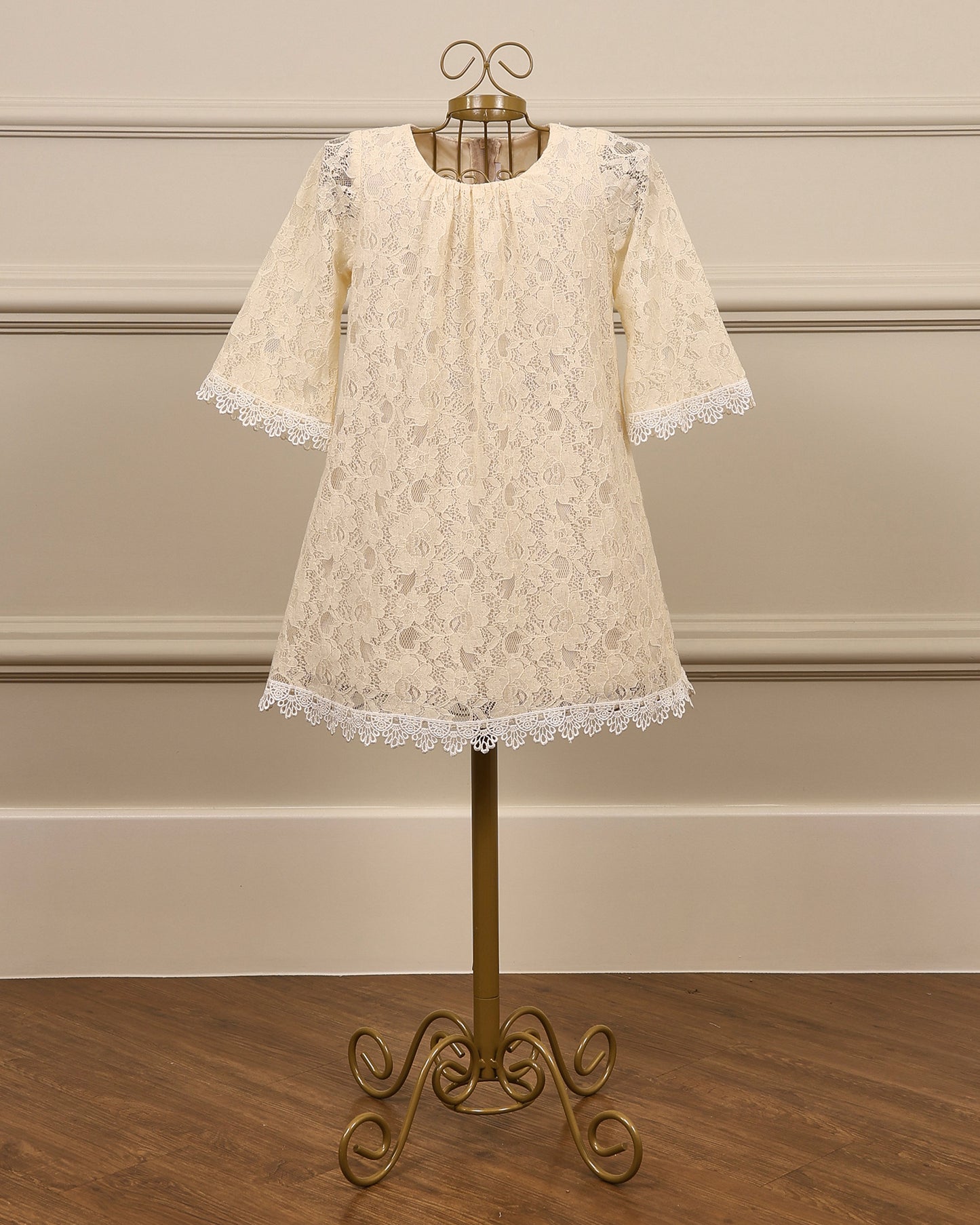 Vestido para daminha Sammy em renda de algodão champagne com sianinha branca e mangas 3/4 da Etiquette