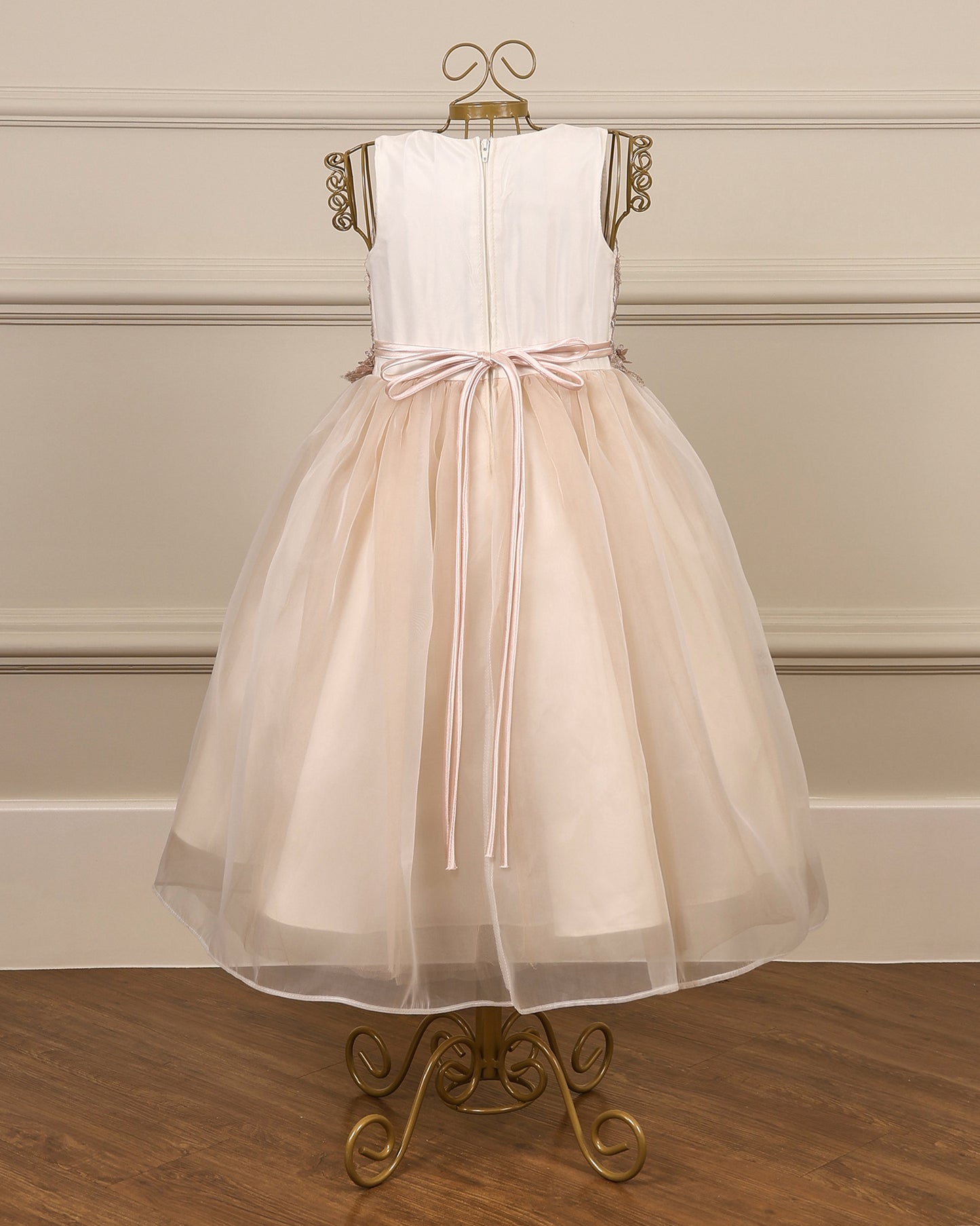 Vestido para daminha Scarlet offwhite com tule champagne rose, bordado prateado, flores 3D e faixa de cetim rosado da Etiquette