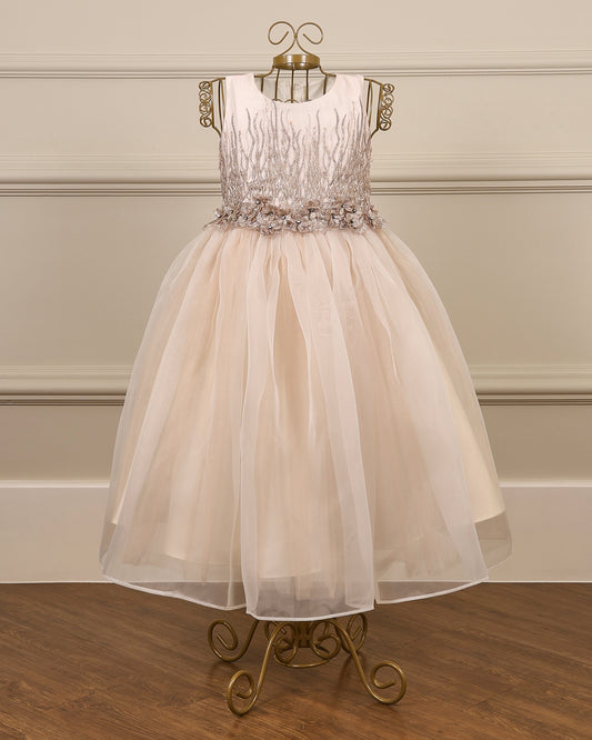 Vestido para daminha Scarlet offwhite com tule champagne rose, bordado prateado, flores 3D e faixa de cetim rosado da Etiquette