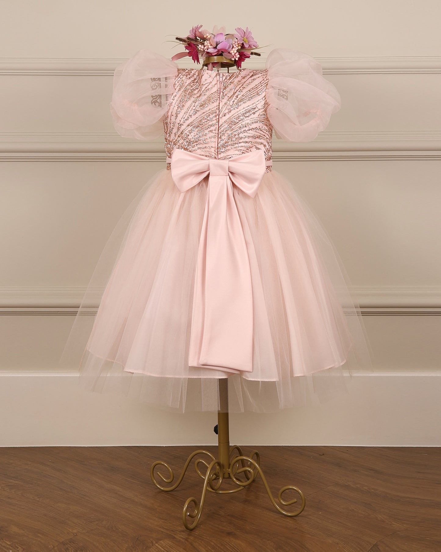 Vestido infantil Valentina rosa com corpete de lantejoulas, manga bufante, saia de tule e laço da Etiquette