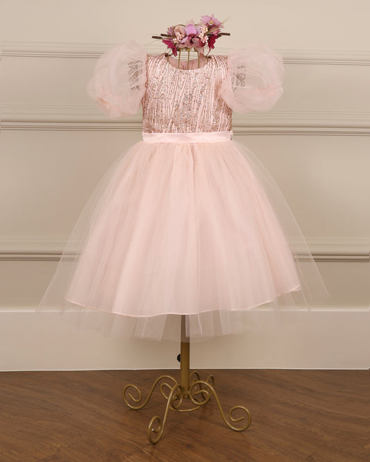 Vestido infantil Valentina rosa com corpete de lantejoulas, manga bufante, saia de tule e laço da Etiquette