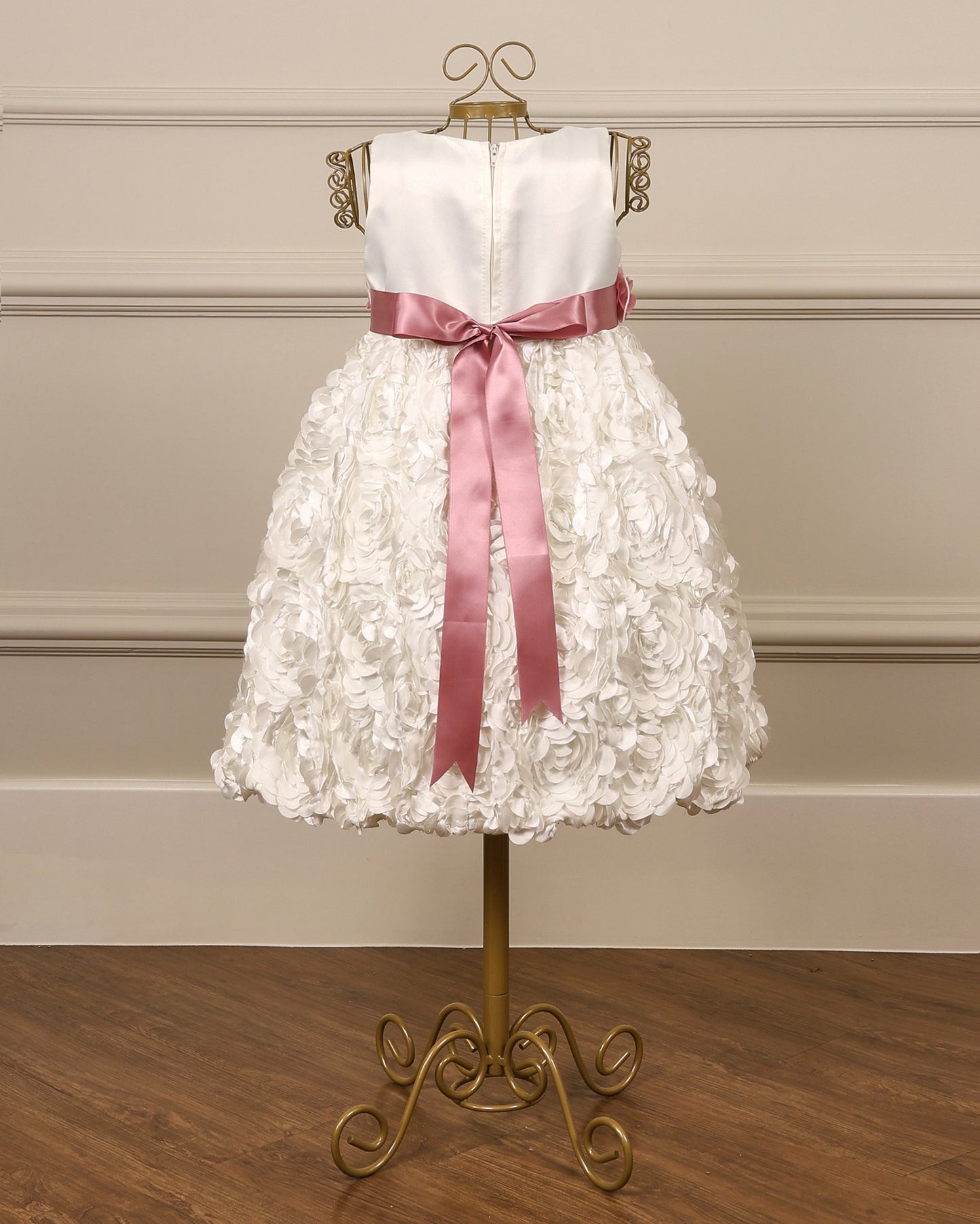 Vestido para daminha Victoria branco perolado com saia floral bordada em fita e faixa opcional da Etiquette