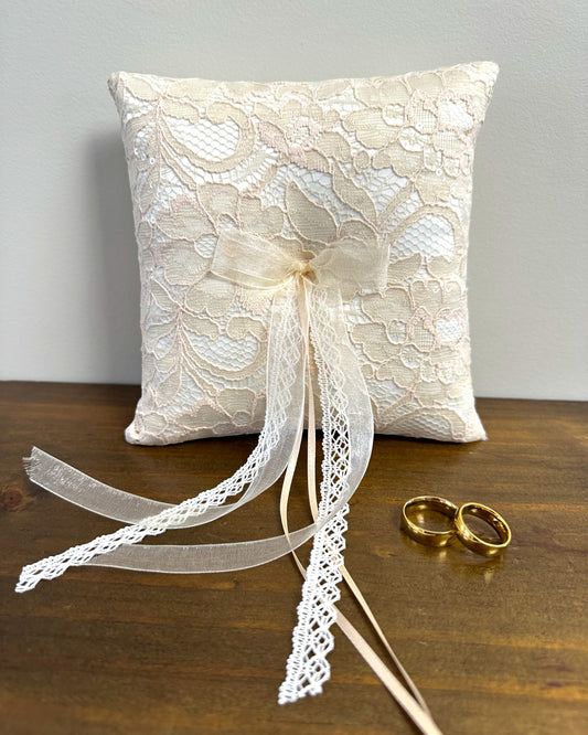 Almofadinha para alianças em cetim offwhite com renda champagne e fitas. Modelo Adelaide da Etiquette, tradicional e sofisticado.