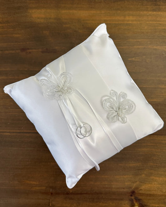 Almofadinha para alianças em cetim branco com borboletas 3D de miçangas e fitinha para amarrar. Modelo poético da Etiquette.