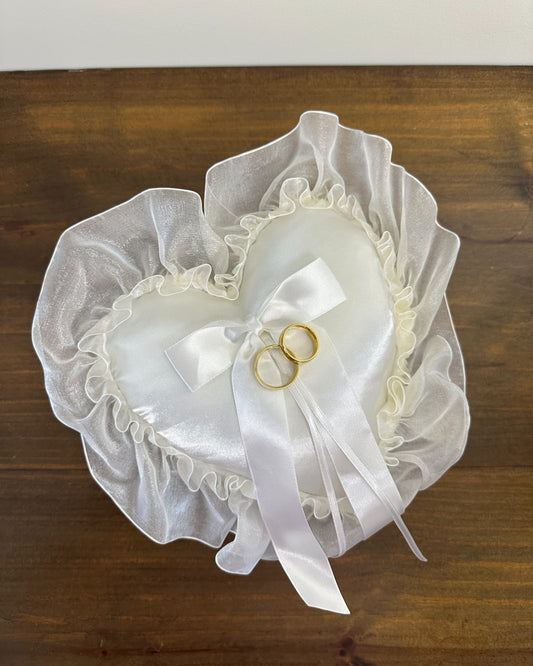 Almofadinha para alianças em formato de coração, em cetim offwhite com babado de organza. Modelo romântico da Etiquette.