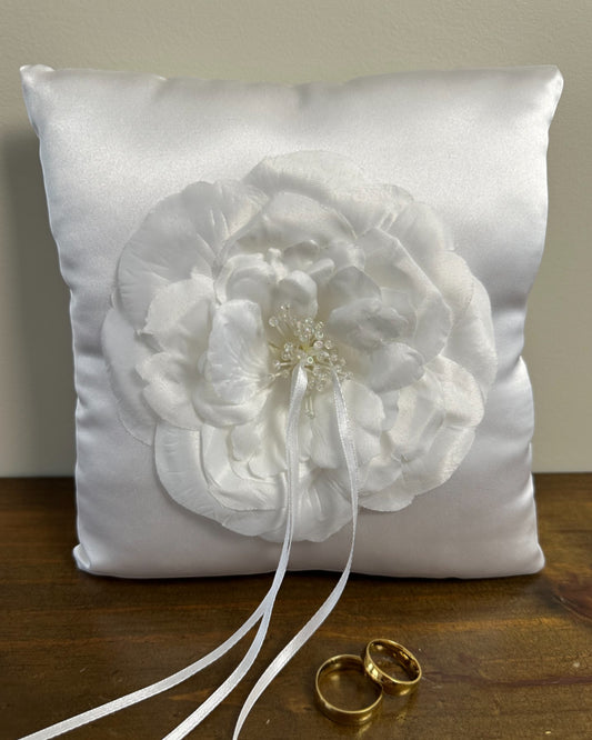 Almofadinha para alianças em cetim branco com flor aplicada no centro e miçangas no miolo. Modelo clássico e elegante da Etiquette.