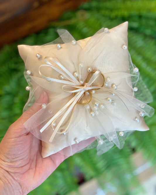 Almofadinha para alianças em cetim champagne com laço de tule e aplicações de pérolas. Modelo romântico da Etiquette.