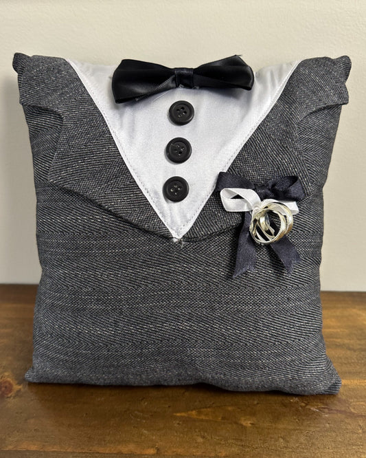 Almofadinha para alianças estilo tuxedo, em tecido cinza chumbo com detalhes pretos. Modelo divertido e elegante da Etiquette.