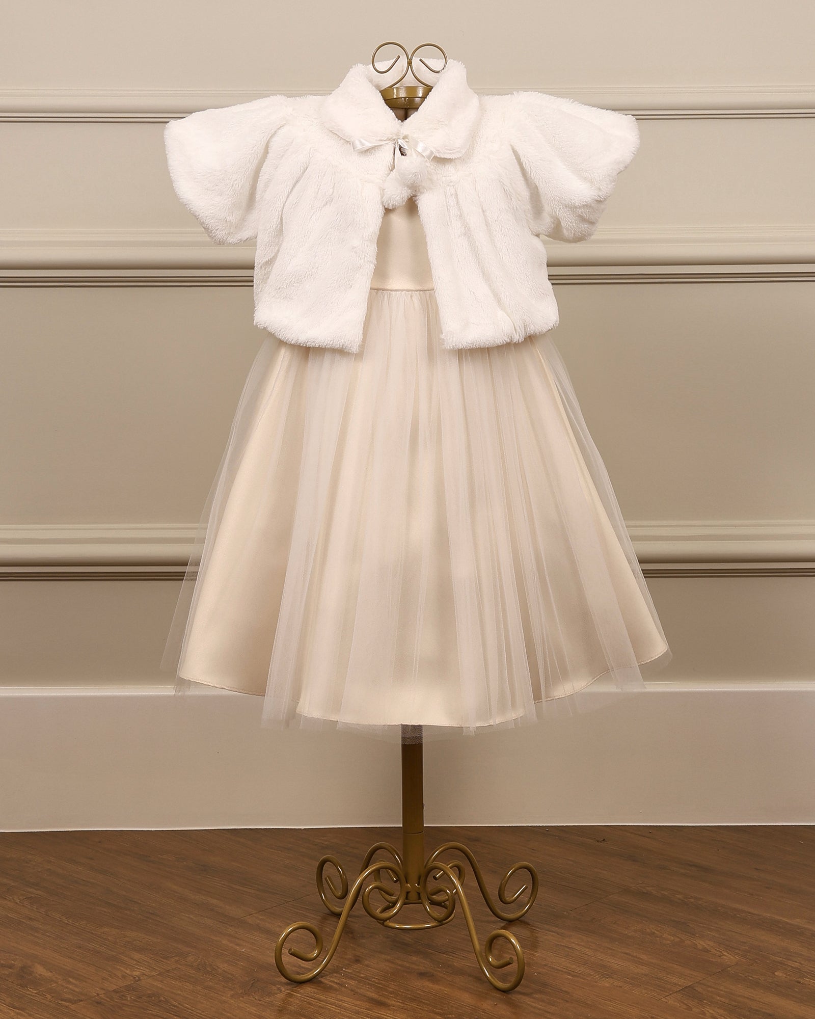 Bolerinho branco infantil da Etiquette com manga bufante, laço no pescoço e pompons. Em pele sintética, ideal para daminhas e convidadas.