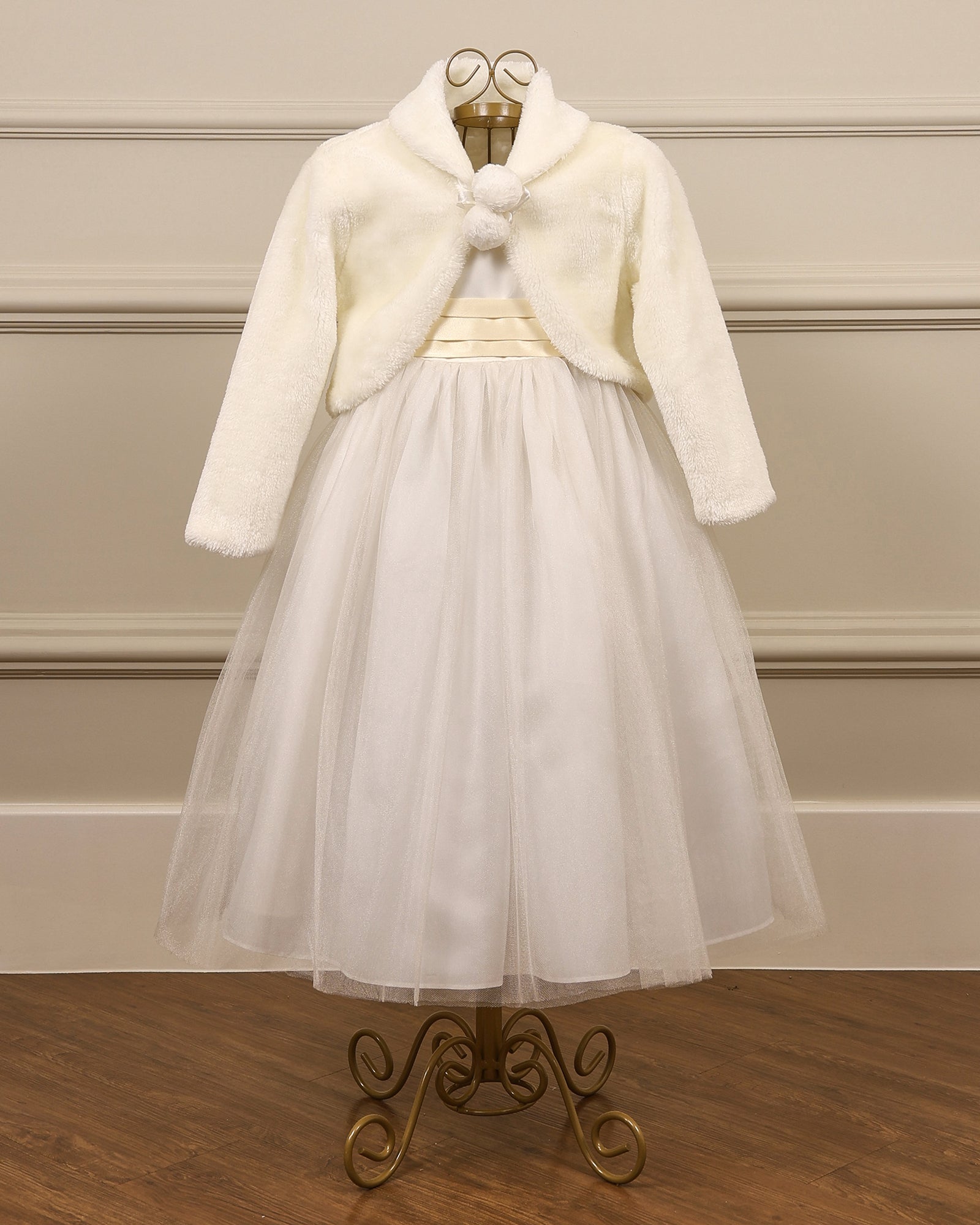 Bolero infantil da Etiquette com pelinho alto e laço de fita com pompons. Forrado em cetim, ideal para daminhas em casamentos no frio.