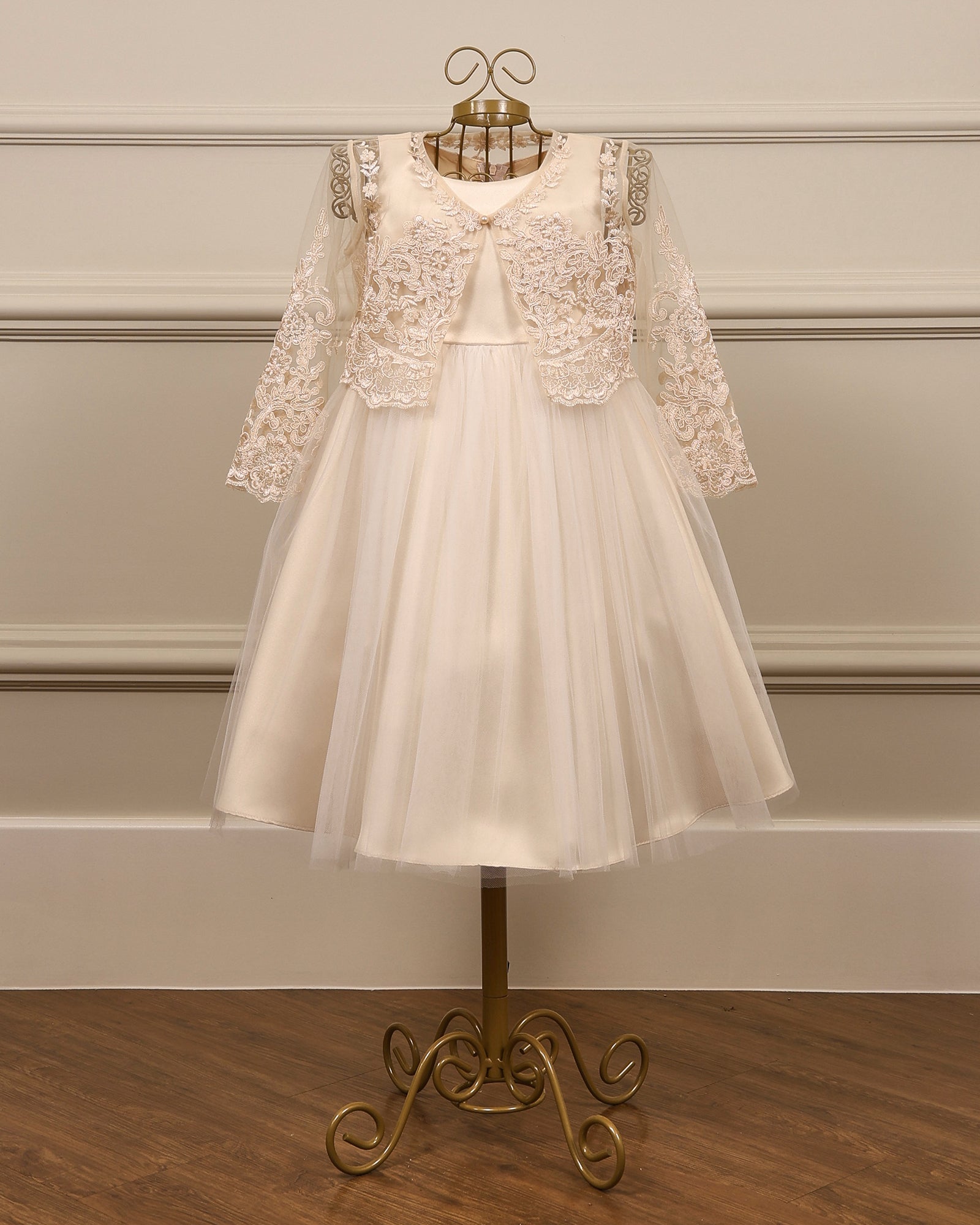 Bolero infantil de renda guipir champagne da Etiquette, com manga 3/4 e botão, elegante e delicado para daminhas.
