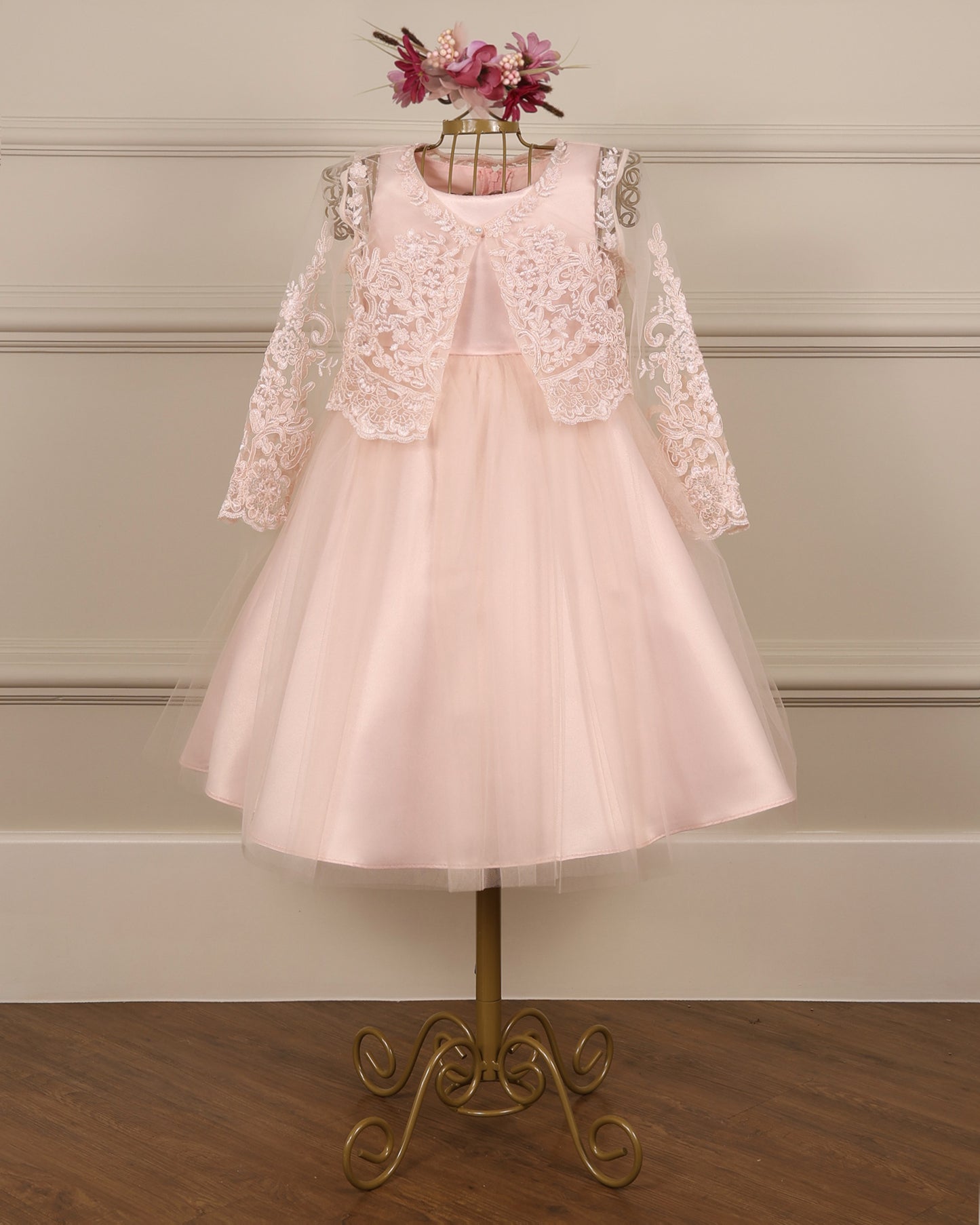Bolero infantil de renda guipir rosa da Etiquette, com manga 3/4 e botão, elegante e delicado para daminhas.