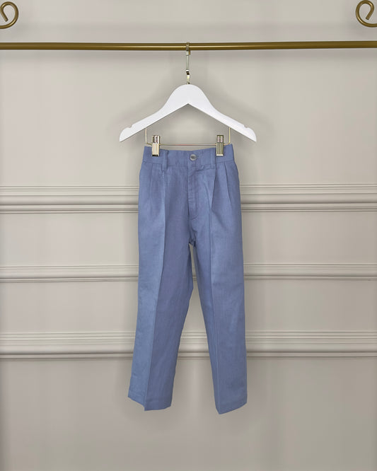 Calça infantil bege claro da Edição Consciente Etiquette, com textura natural e leve, ideal para looks de pajens em casamentos ao ar livre.