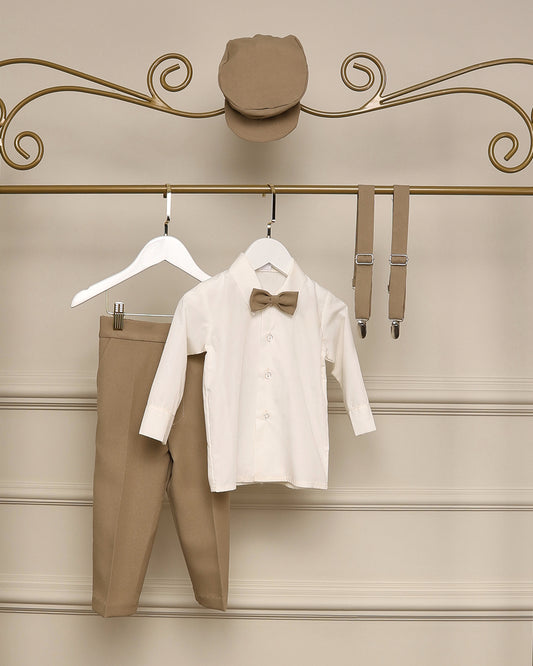 Calça infantil khaki para pajens, com corte de alfaiataria, modelagem reta e elástico na cintura. Ideal para casamentos na praia ou ao ar livre.