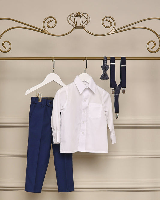 Calça infantil azul índigo para pajem, com corte skinny, elástico lateral e botão. Moderna, elegante e confortável para casamentos e festas.