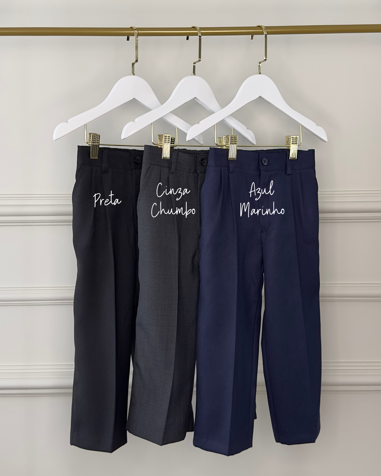 Calça social infantil para pajem da Etiquette, disponível nas cores preta, azul-marinho e cinza chumbo. Elegante para cerimônias formais.