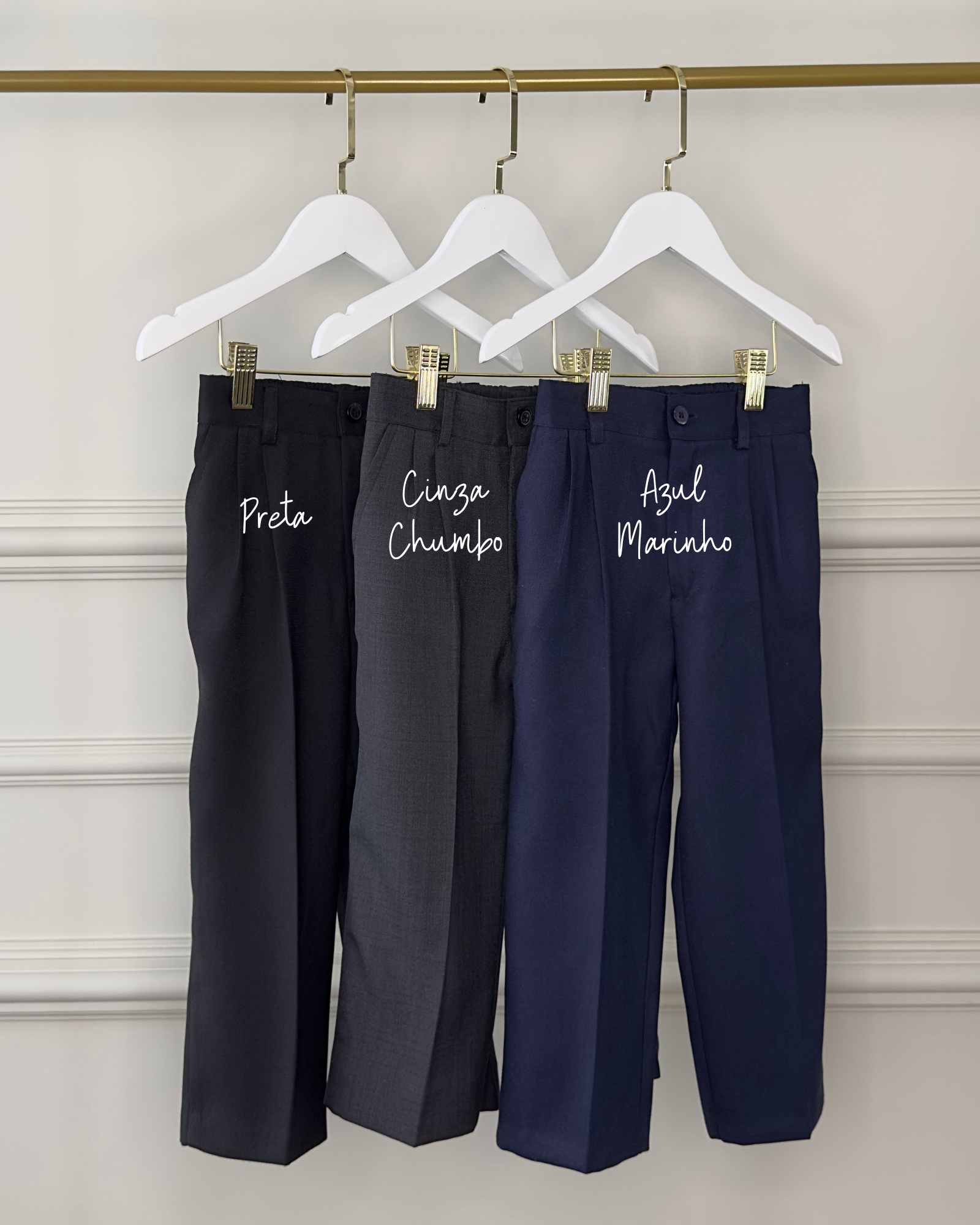 Calça social infantil para pajem da Etiquette, disponível nas cores preta, azul-marinho e cinza chumbo. Elegante para cerimônias formais.