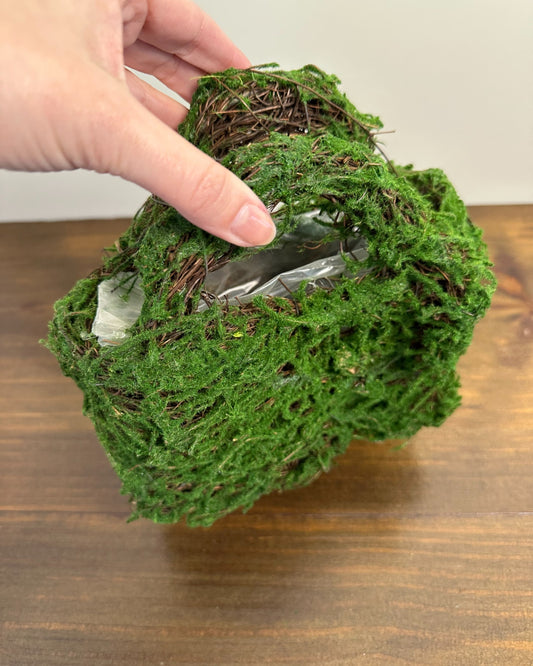 Cestinha tipo bolsinha da Etiquette feita com gravetos e graminha sintética, revestida internamente. Ideal para pétalas em casamentos no campo.