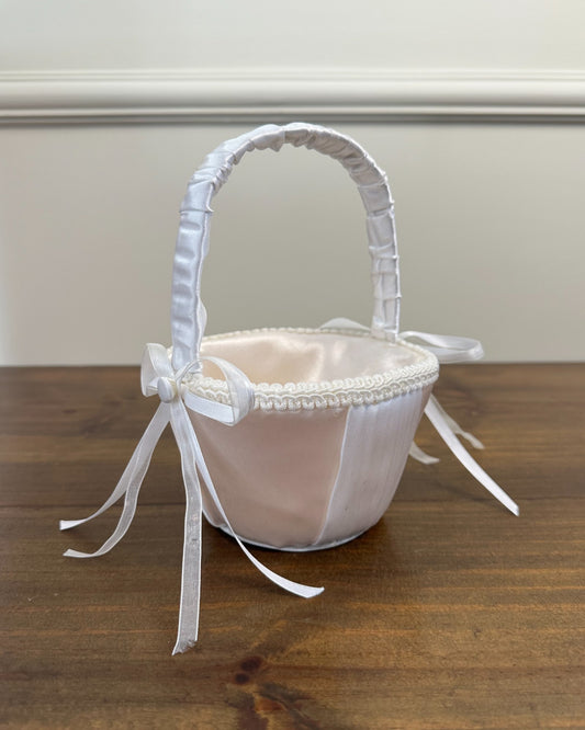 Cestinha da Etiquette em cetim branco com detalhe de fitas nas laterais. Modelo simples e elegante para cerimônias delicadas.