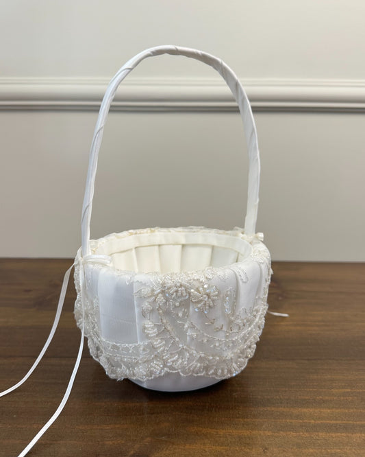 Cestinha da Etiquette em cetim offwhite com renda bordada. Modelo clássico e refinado para daminhas levarem pétalas em cerimônias elegantes.