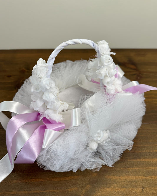 Cestinha da Etiquette com tule branco, mini flores e fita lilás. Modelo delicado e romântico para daminhas levarem pétalas.