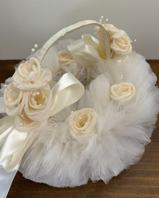 Cestinha da Etiquette com tule e flores de tecido offwhite, decorada com fitas no mesmo tom. Modelo vintage para daminhas levarem pétalas.
