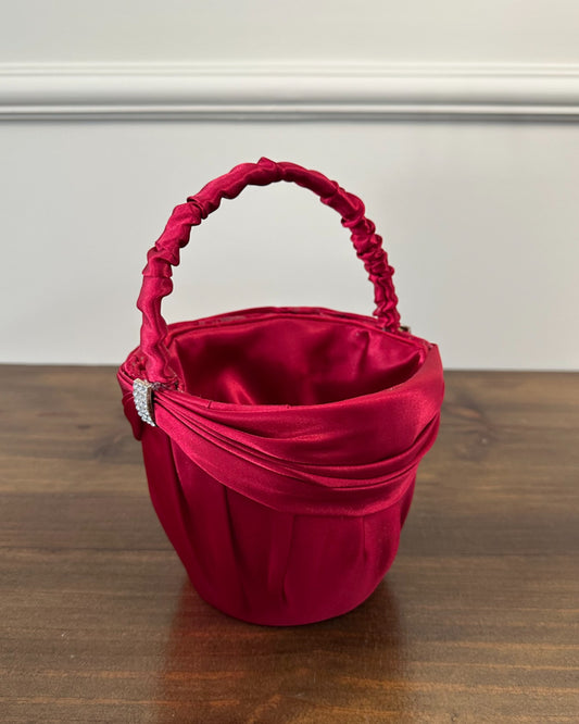 Cestinha da Etiquette em cetim vermelho escuro com detalhe de broche de cristais nas laterais da alça. Modelo clássico e atemporal.