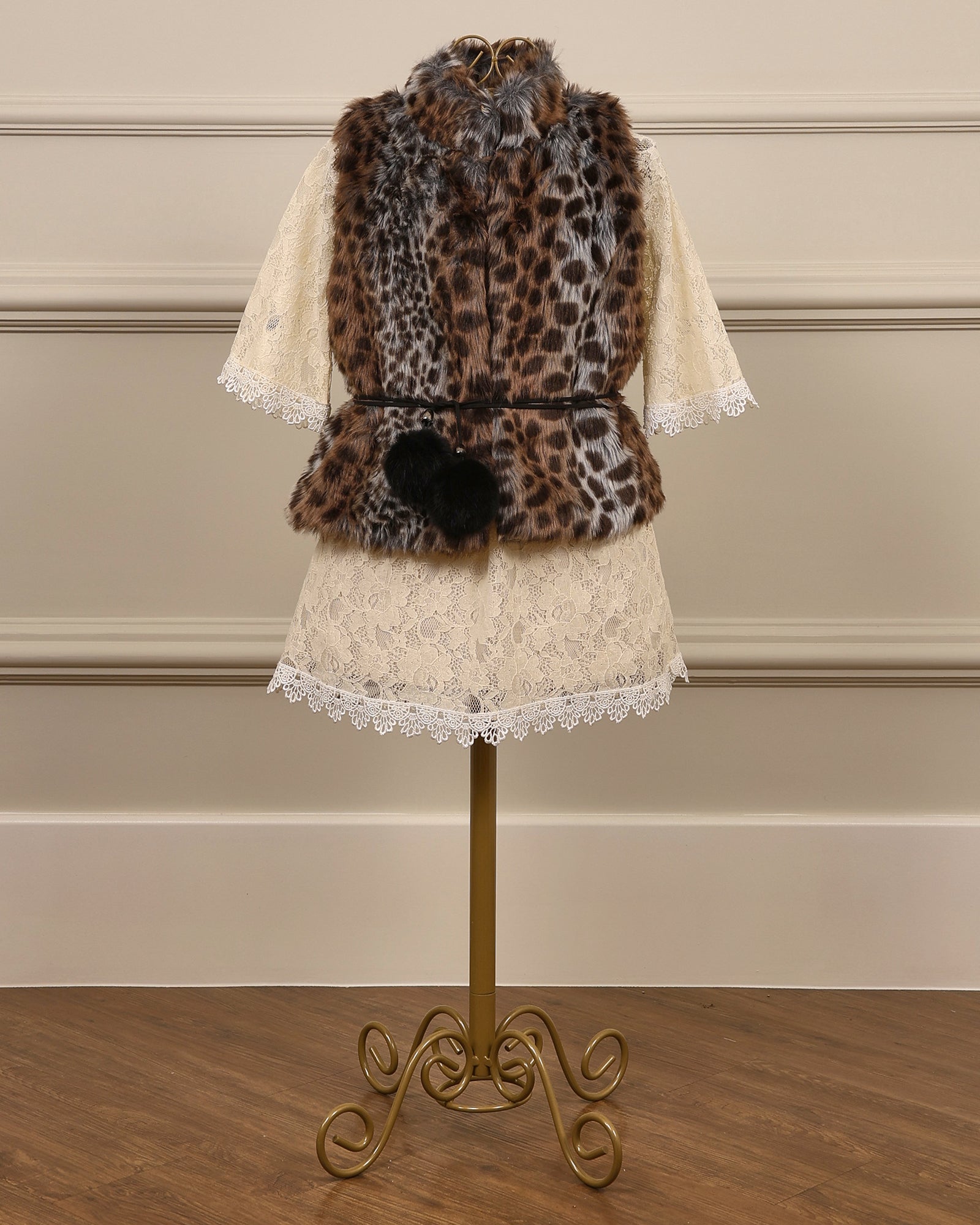 Colete animal print sem mangas da Etiquette com pele sintética, forro em cetim preto e cinto com pompons, ideal para daminhas e convidadas no outono e inverno.