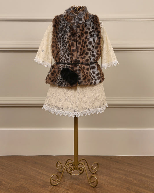 Colete animal print sem mangas da Etiquette com pele sintética, forro em cetim preto e cinto com pompons, ideal para daminhas e convidadas no outono e inverno.