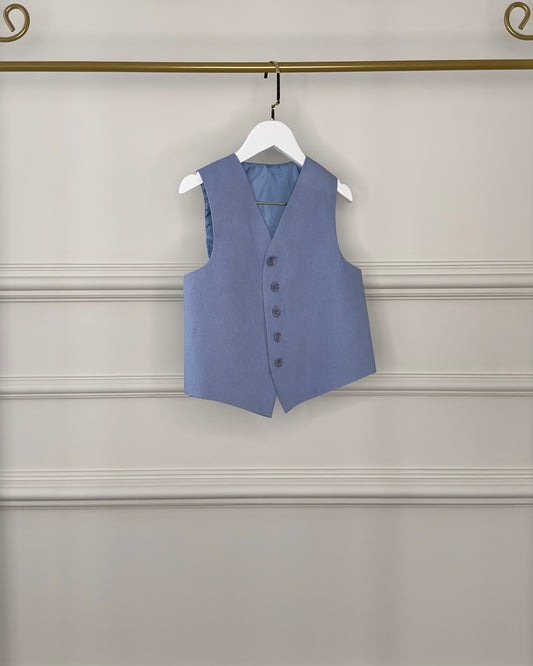 Colete infantil azul céu da Edição Consciente Etiquette, com tecido leve e textura natural, ideal para looks completos de pajens.