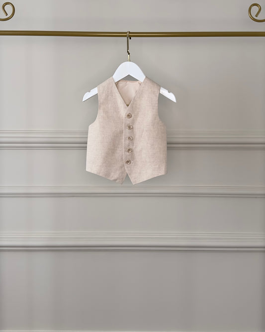 Colete infantil bege claro da Edição Consciente Etiquette, com tecido leve e textura natural, ideal para looks completos de pajens.
