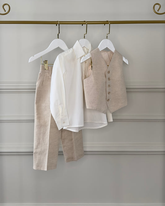 Conjunto 3 peças da Etiquette com camisa offwhite, calça e colete bege claro — peças da Edição Consciente, perfeitas para casamentos ao ar livre.