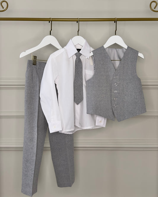 Kit de pajem da Etiquette com calça, colete e gravata cinza mescla e camisa branca. Look completo e elegante para cerimônias ao ar livre.