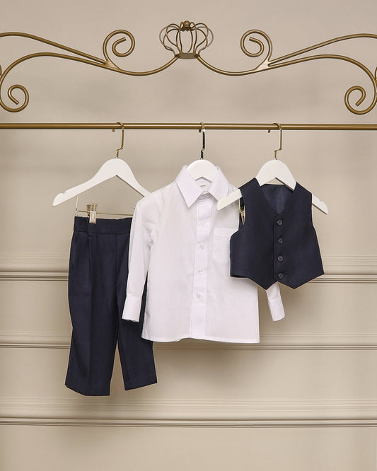 Conjunto infantil para pajem com colete e calça azul marinho, camisa branca e gravata. Look elegante para cerimônias.