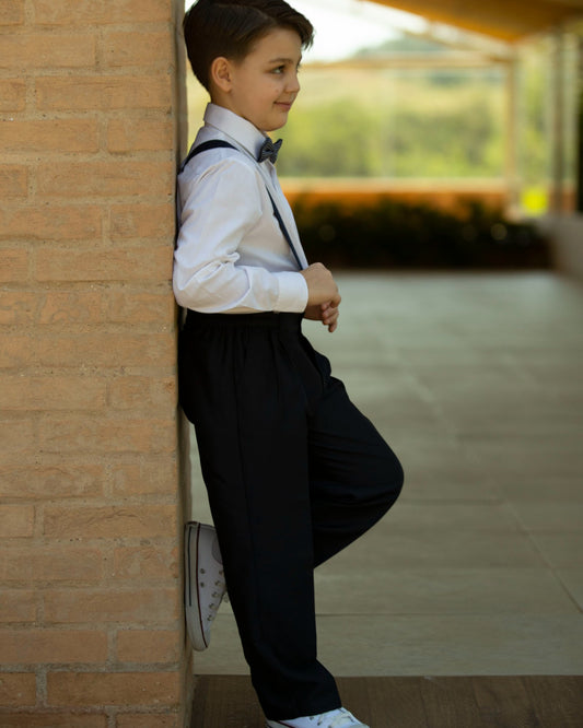 Conjunto infantil para pajem com suspensório, calça social, camisa branca e gravata. Look fofo e elegante em azul-marinho, preto ou chumbo.