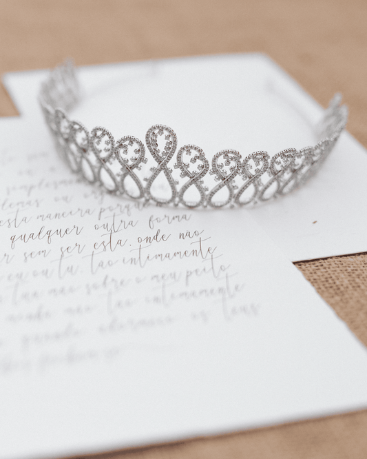 Tiara de noiva com desenho vertical em formato de infinitos e estilo coroa, modelo Inês da coleção Bossa meets Fado da Etiquette.