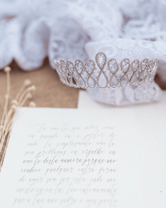 Tiara de noiva com desenho vertical em formato de infinitos e estilo coroa, modelo Inês da coleção Bossa meets Fado da Etiquette.