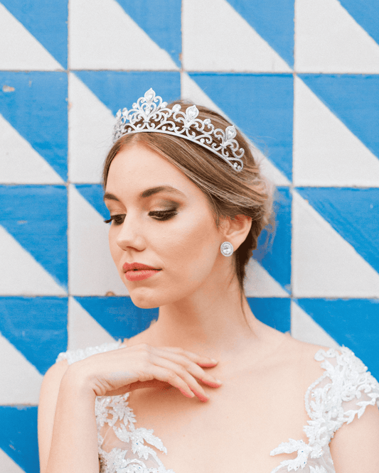 Coroa de noiva com arabescos inspirados nos azulejos portugueses e gotas de zircônia, modelo Leopoldina da coleção Bossa meets Fado da Etiquette.