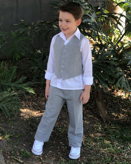 Kit de pajem da Etiquette com calça, colete e gravata cinza mescla e camisa branca. Look completo e elegante para cerimônias ao ar livre.