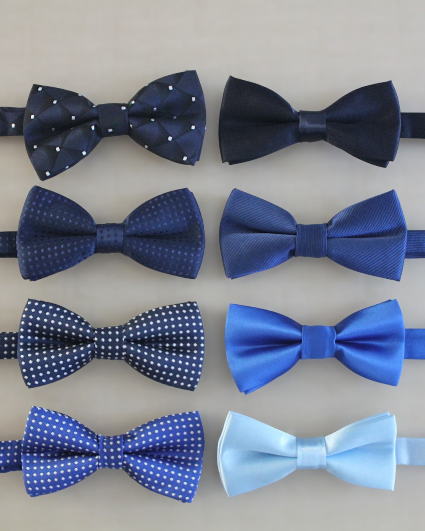 Gravatinha borboleta infantil em cetim nos tons de azul, com regulagem no pescoço. Acessório elegante para pajens.